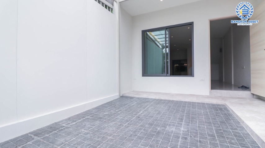 *****ทาวน์เฮ้าส์มือสองย่านกรุงเทพฯ ม.ยลประภา นวมินทร์ เนื้อที่ 17 ตร.ว. ฟังก์ชัน 2 ห้องนอน 2 ห้องน้ำ 1 ที่จอดรถ แต่งใหม่ไม่เคยเข้าอยู่ แถมฟรี! 1 เครื่องทำน้ำอุ่น 1 เครื่องดูดควัน ใกล้รถไฟฟ้าในอนาคตสายสีเหลือง "สถานีลาดพร้าว 101" และทางด่วน "อาจณรงค์-รามอินทรา"